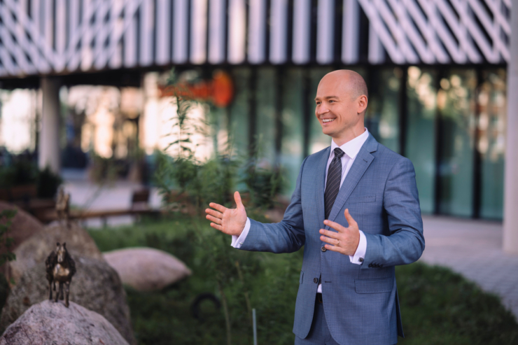 Fotol seisab Swedbanki kõneisik Meelis Kadarpik
