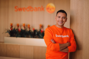 Fotol seisab Swedbanki kõneisik Meelis Maasik