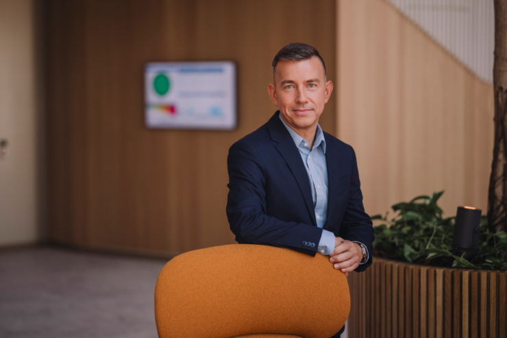 Fotol seisab Swedbanki kõneisik Sergei Balandin