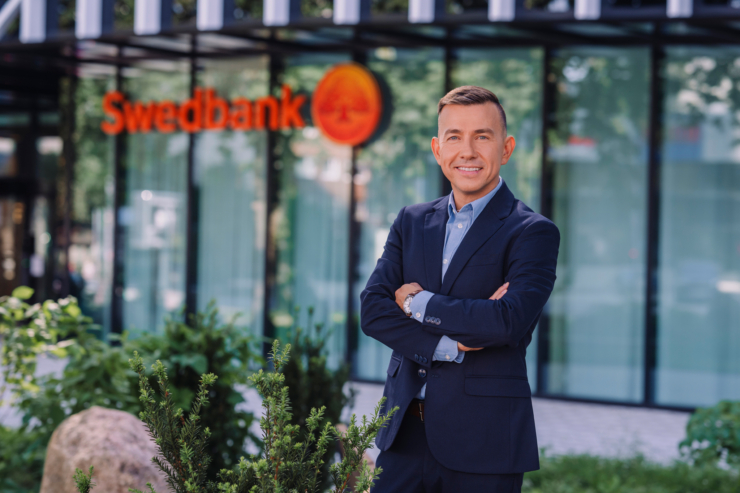 Fotol seisab Swedbanki kõneisik Sergei Balandin