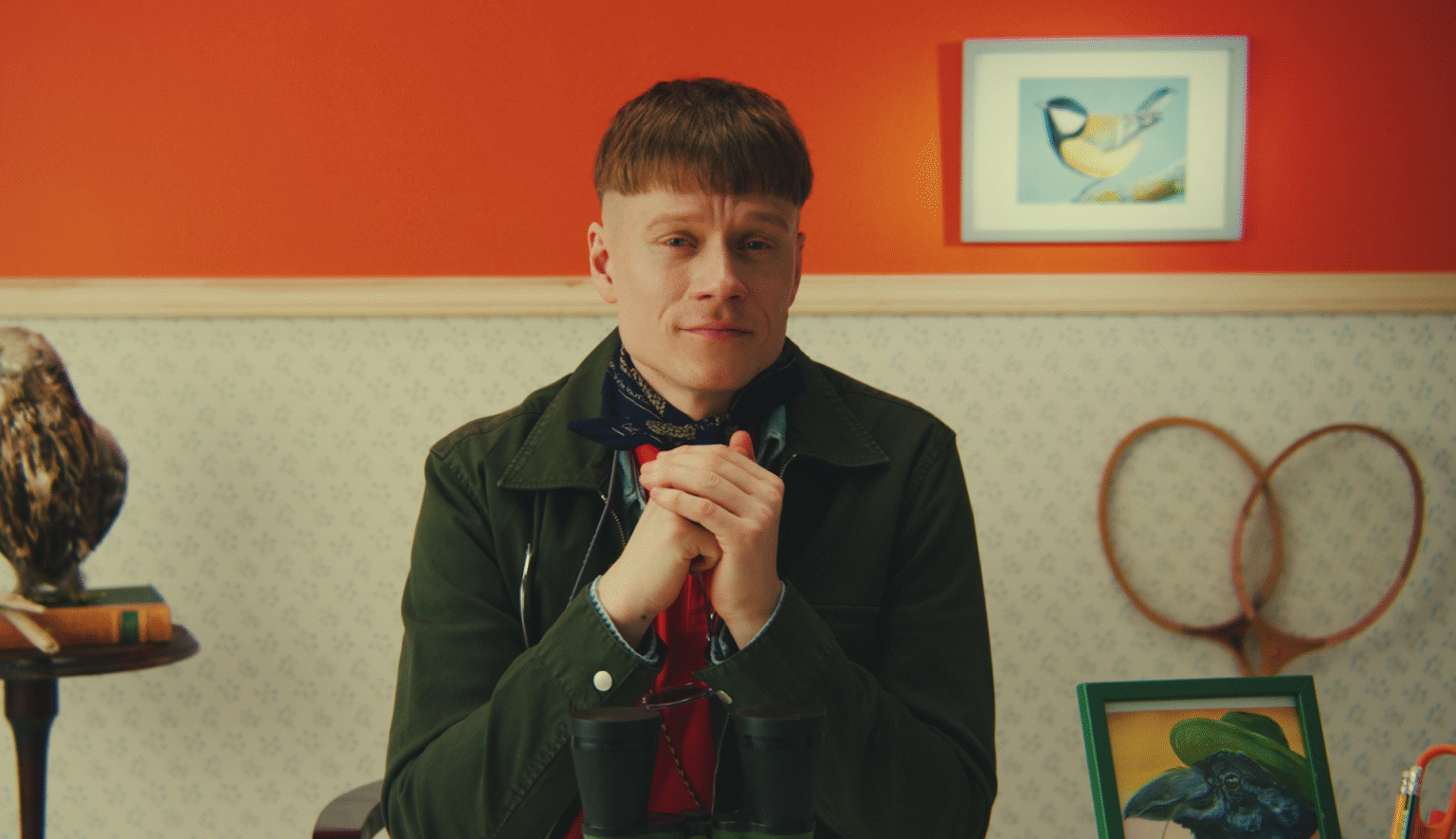 Sander Rebane istub toolil kampaania Julge hoolida raames