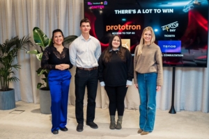 Fotol on 4 rõõmsat noort, kes osalesid