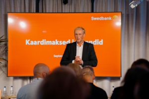 Fotol on Swedbanki Balti kaardimaksete osakonna juht Raulis Üksvärav.