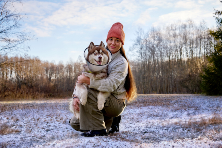 Fotol on rõõmus naine koos Husky koeraga