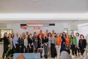 Fotol on Swedbanki Viljandi kontori töötajad.