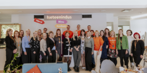 Fotol on Swedbanki Viljandi esinduse töötajad.