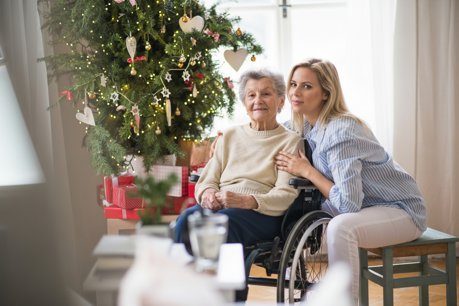 Fotol on kaks rõõmust naist - üks eakas ja teine noorem, kes istuvad.