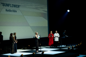 Ketlin Kõiv Just Filmi võistluse laval auhinda vastu võtmas.