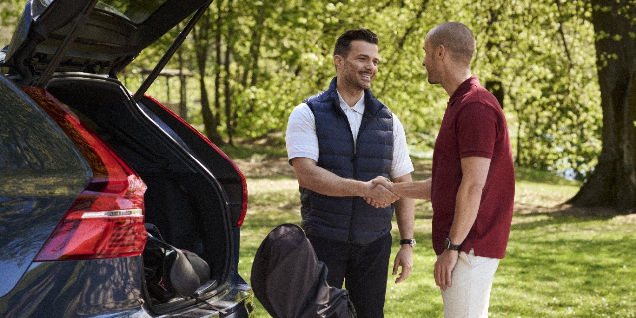 Pildil on kaks meest, kes lepivad midagi käepigistusega kokku.