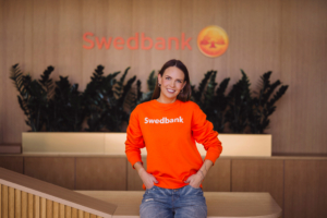 Fotol on naeratav Swedbanki brändiosakonna juht Marie Niilisk.