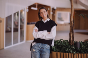 Fotol on naeratav Swedbanki brändiosakonna juht Marie Niilisk.