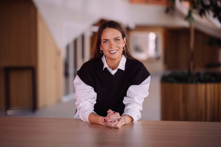 Fotol on naeratav Swedbanki brändiosakonna juht Marie Niilisk.