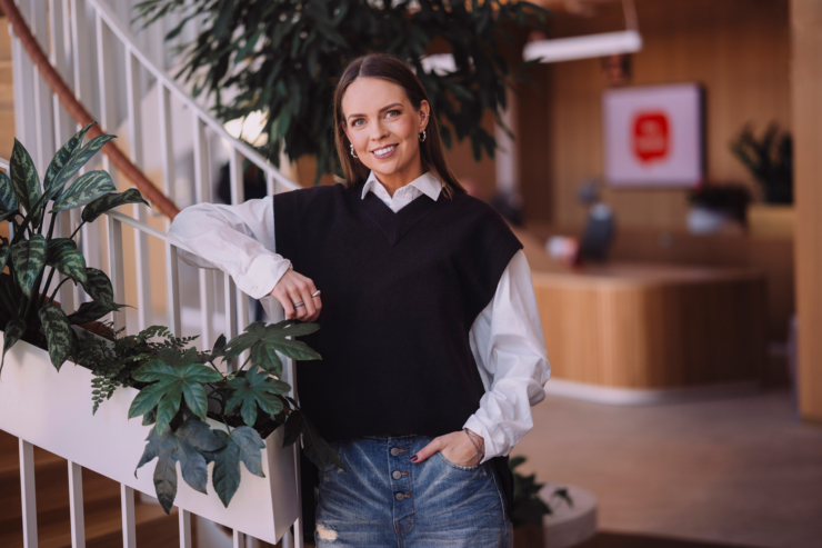 Fotol on naeratav Swedbanki brändiosakonna juht Marie Niilisk.