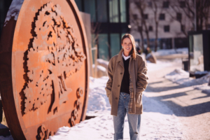 Fotol on naeratav Swedbanki brändiosakonna juht Marie Niilisk.