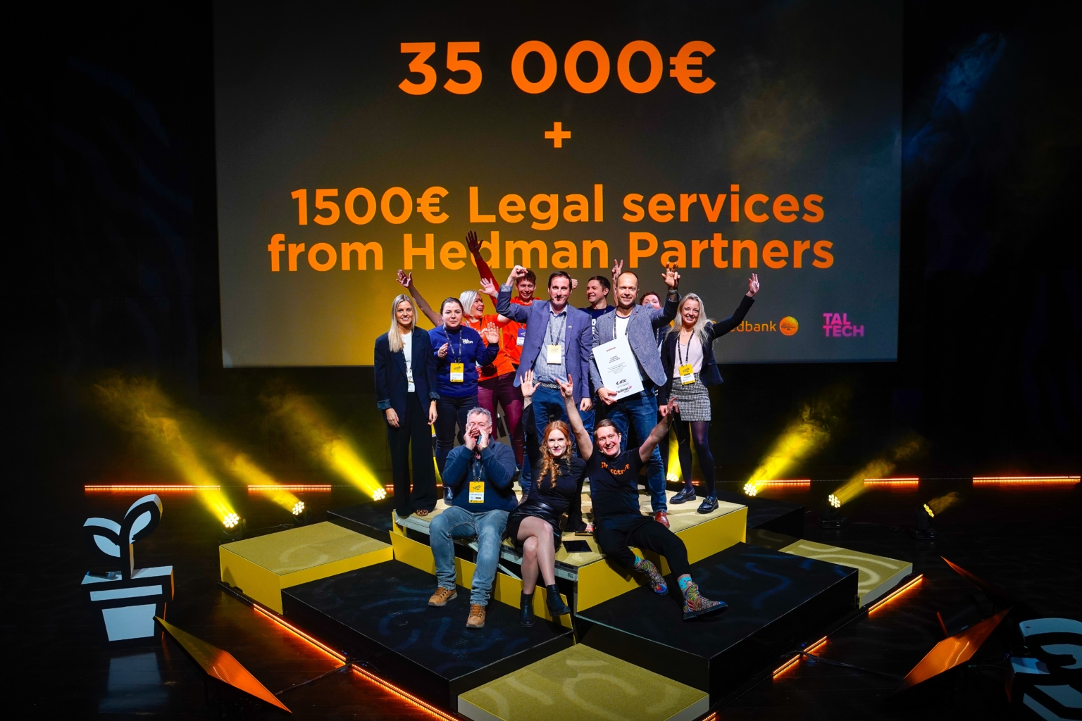 Pildil poseerib võitjate tiim lõbusate nägudega Prototroni laval.