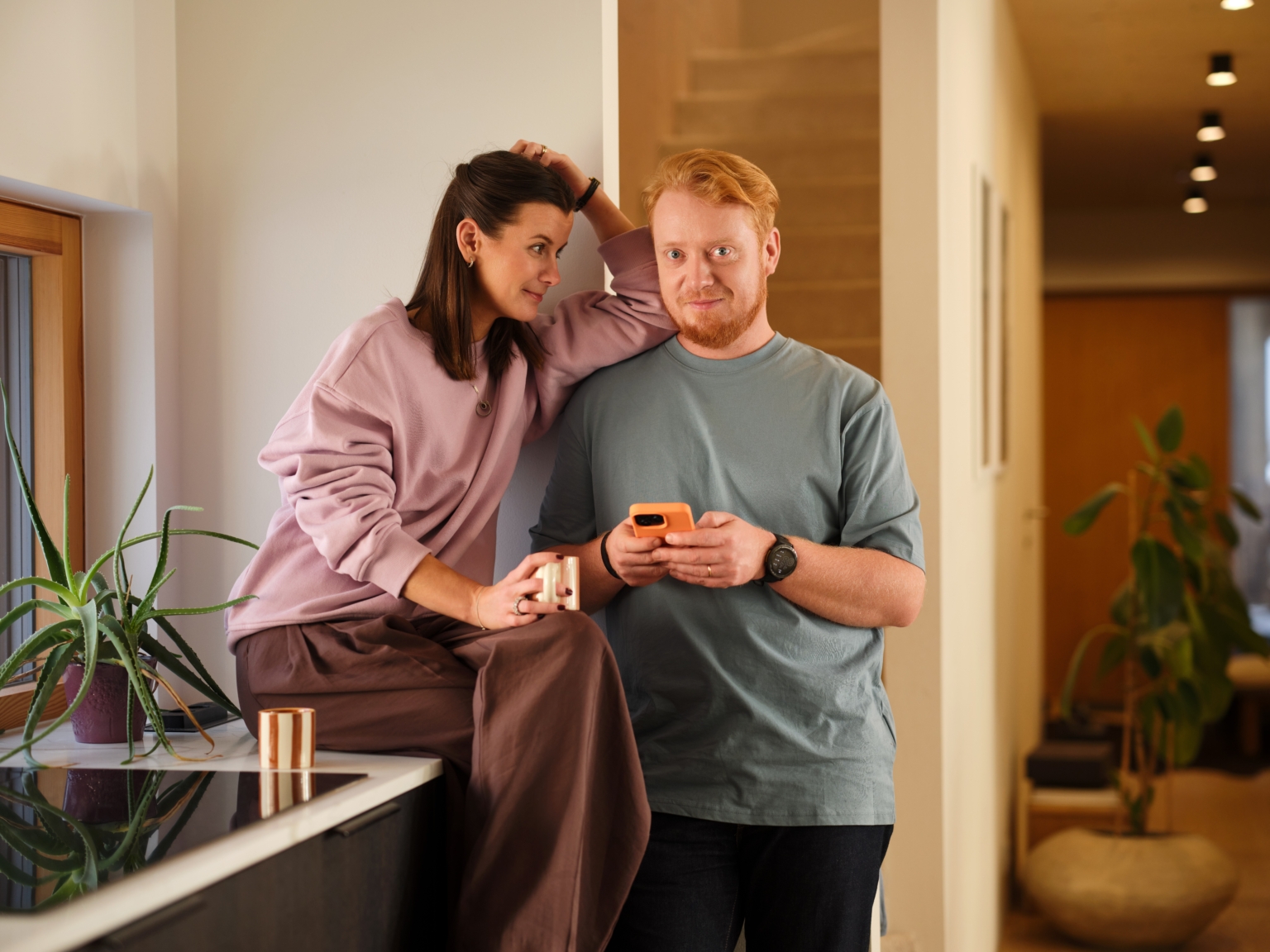 Ema ja Iia enda kodus köögis, käes telefon