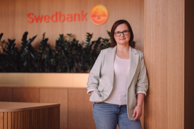 Fotol seisab Swedbanki kõneisik Julia Plamus