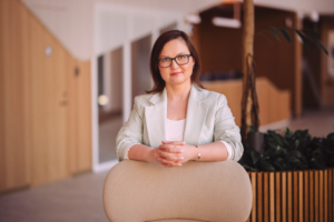 Fotol seisab Swedbanki kõneisik Julia Plamus