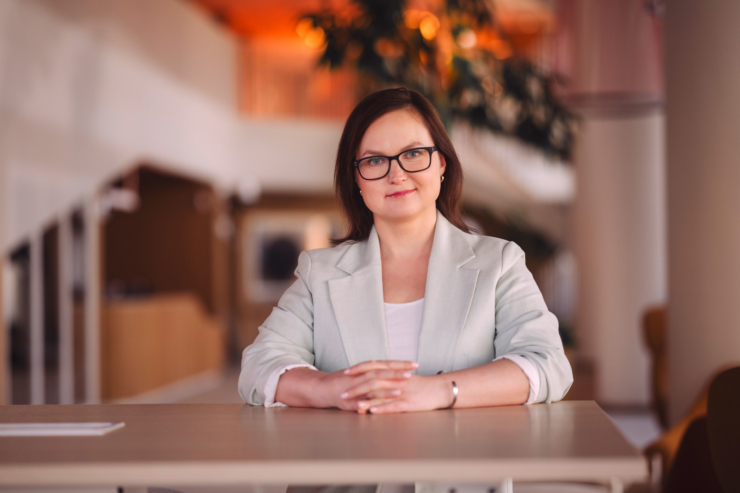 Fotol seisab Swedbanki kõneisik Julia Plamus