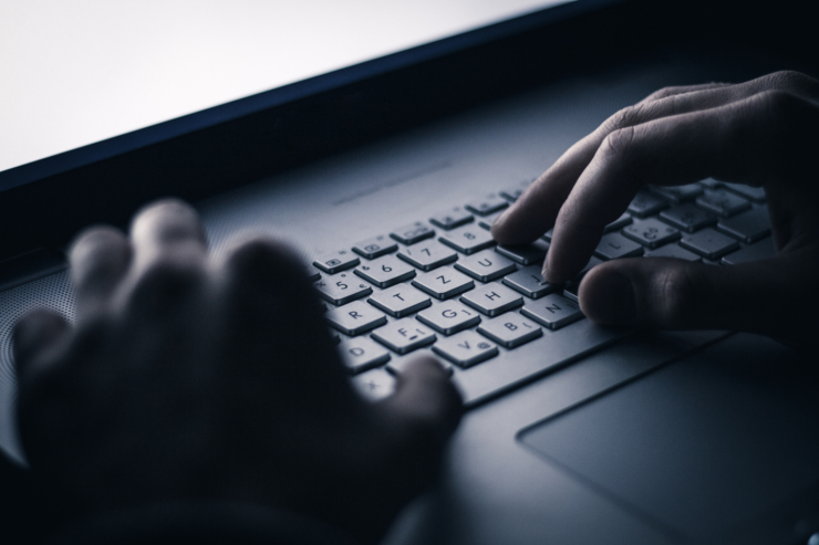 Arvuti, tume taust, pettus