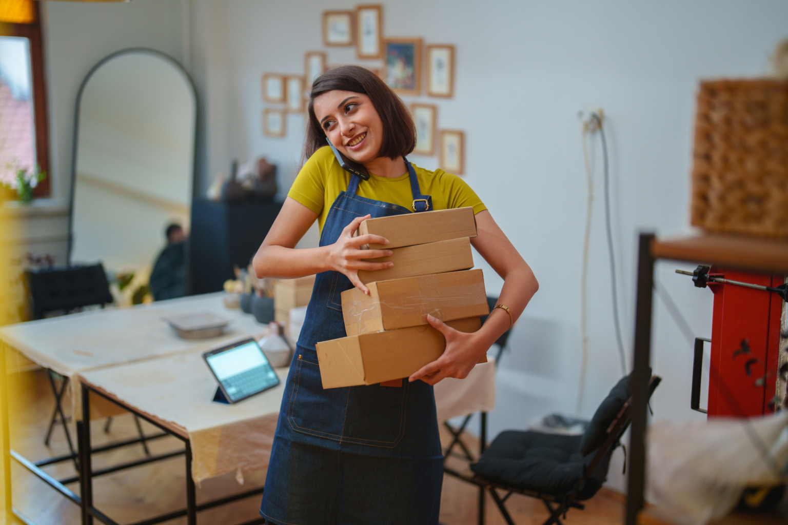 Koduaadress. Kodune äri. Kodukontor. Noor naine kastidega kodus. Telefon.
