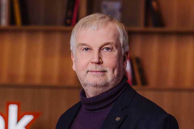Fotol seisab Swedbanki kõneisik Marko Keerd